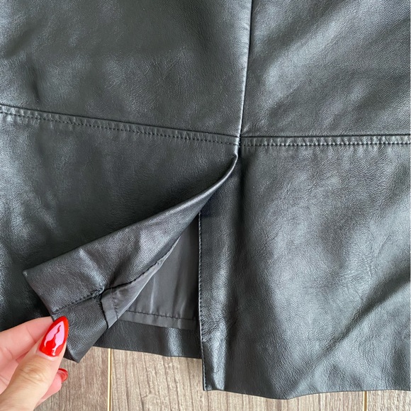 Black faux leather pencil skirt, zipper and clasp, slit in back size 11 - Picture 5 of 10